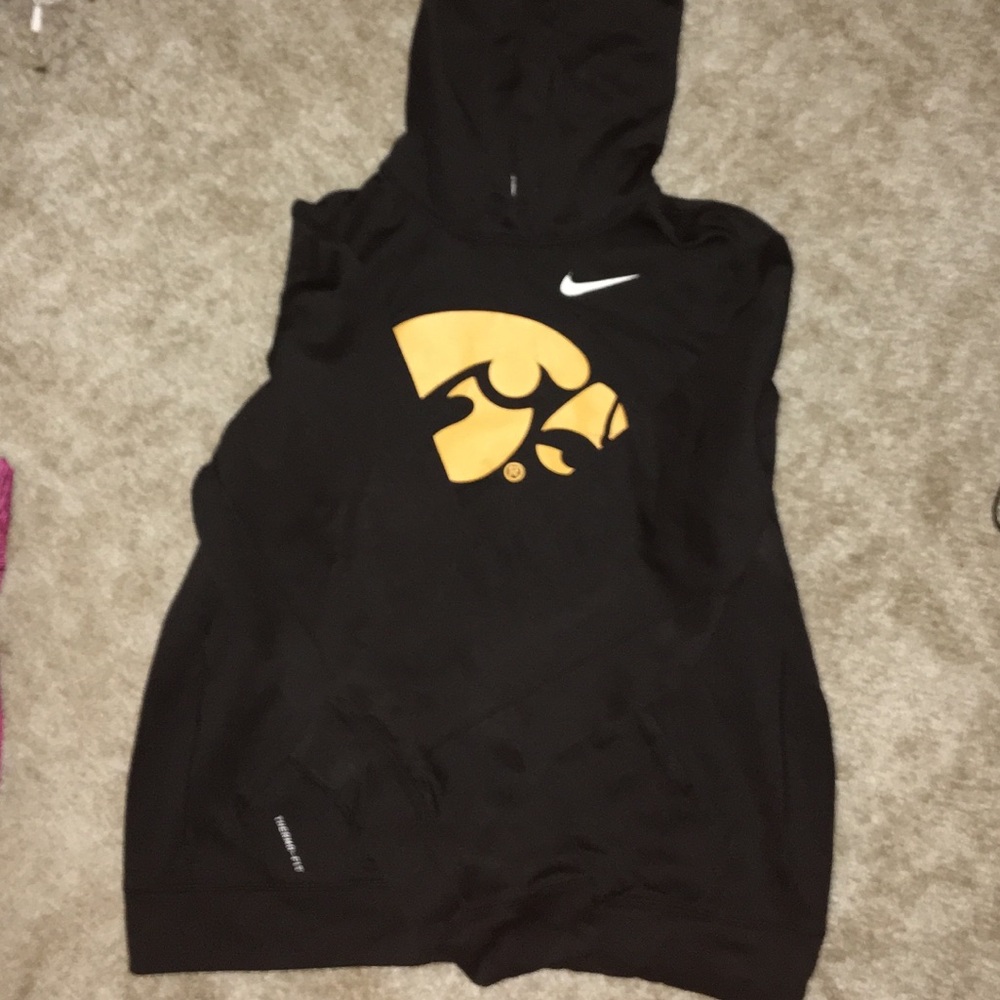 MEN’S M Nike Iowa sweatshirt